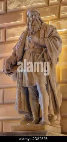 WIEN, AUSTIRA - 22. OKTOBER 2020: Die Statue von Leonardon da Vinci vor der Kunstlerhausfassade von Edmund Hofmann (1900). Stockfoto