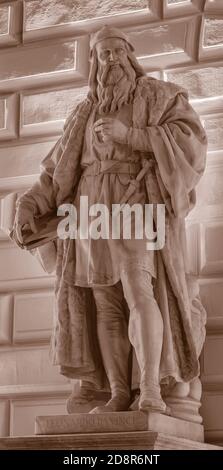 WIEN, AUSTIRA - 22. OKTOBER 2020: Die Statue von Leonardon da Vinci vor der Kunstlerhausfassade von Edmund Hofmann (1900). Stockfoto