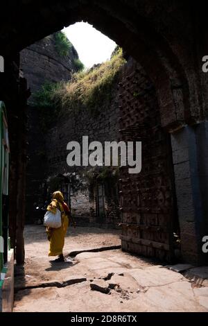 Ältere Frau isoliert in Kalaburagi Fort Hintereingang Tor, Kalaburagi, Karnataka/Indien-Oktober, 30.2020 Stockfoto