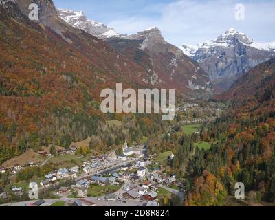 LUFTAUFNAHME. Das dünn besiedelte Giffre Valley, das stromaufwärts in Richtung des 2989 Meter hohen Tenneverge Peak blickt. Sixt-Fer-à-Cheval, Frankreich. Stockfoto