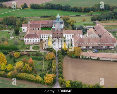 LUFTAUFNAHME. Abtei Notre-Dame d'Oelenberg im Herbst. Reiningue, Haut-Rhin, Alsace, Grand Est, Frankreich. Stockfoto