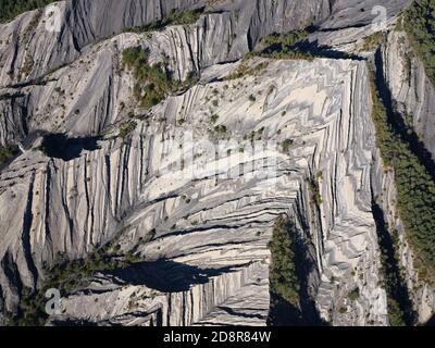 LUFTAUFNAHME. Geologische Neugier von Schichten mit wechselnden Schichten aus weißem Kalkstein und grauem Mergel. Prads-Haute-Bléone, Südalpen, Frankreich. Stockfoto