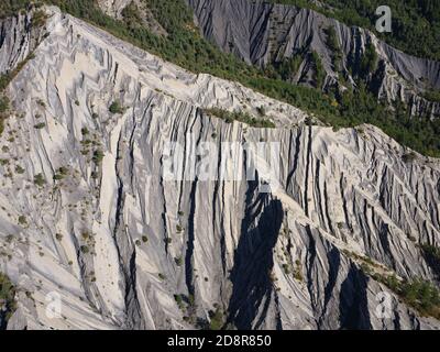 LUFTAUFNAHME. Geologische Neugier von Schichten mit wechselnden Schichten aus weißem Kalkstein und grauem Mergel. Prads-Haute-Bléone, Südalpen, Frankreich. Stockfoto