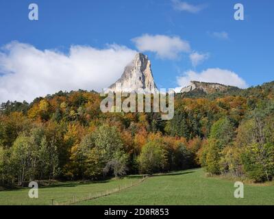 Erhabene Nordostwand des 2087 Meter hohen Mont-Aiguille aus 1033 Meter ü.d.M.. Chichilianne, Vercors, Isère, Auvergne-Rhône-Alpes, Frankreich. Stockfoto