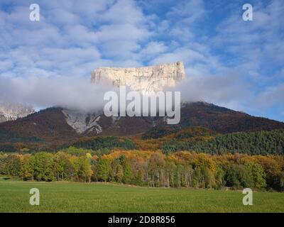 Südöstliche Wand des 2087 Meter hohen Mont-Aiguille aus 985 Meter ü.d.M.. Chichilianne, Vercors Mountains, Isère, Auvergne-Rhône-Alpes, Frankreich. Stockfoto