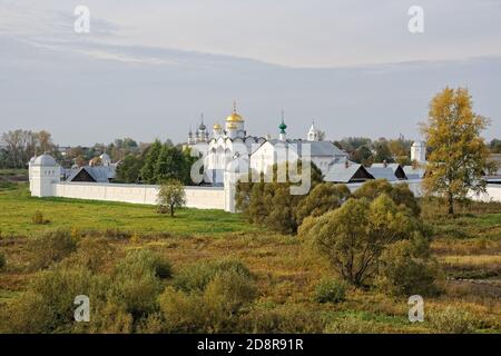 = Übersicht Fürbitte Kloster im Herbst = Susdal Herbst Landschaft mit dem Blick von einem hohen Ufer des Kamenka Fluss auf dem schönen alten C Stockfoto