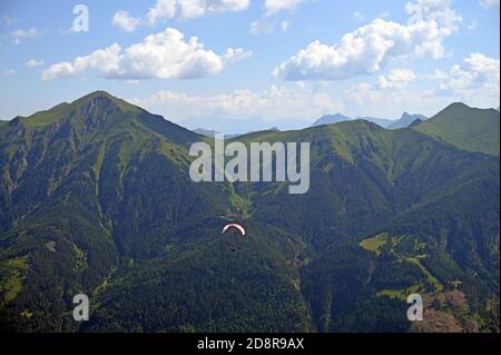 Paragliding in den Bergen Stubnerkogel Bad Gastein Österreich Stockfoto