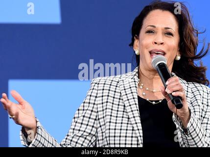 Lake Worth, Usa. Oktober 2020. Senator Kamala Harris, der für den demokratischen Vizepräsidenten nominiert ist, spricht drei Tage vor der Präsidentschaftswahl 2020 bei einer Drive-in-Kundgebung am Palm Beach State College mit Unterstützern. Kredit: SOPA Images Limited/Alamy Live Nachrichten Stockfoto