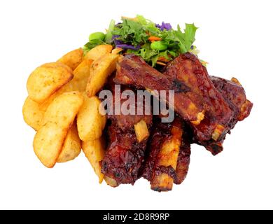 Mini Barbecue Schweinefleisch Rippchen und Kartoffelkeile Mahlzeit mit Salat Isoliert auf weißem Hintergrund Stockfoto