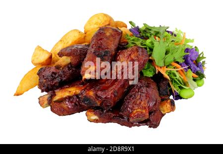 Mini Barbecue Schweinefleisch Rippchen und Kartoffelkeile Mahlzeit mit Salat Isoliert auf weißem Hintergrund Stockfoto