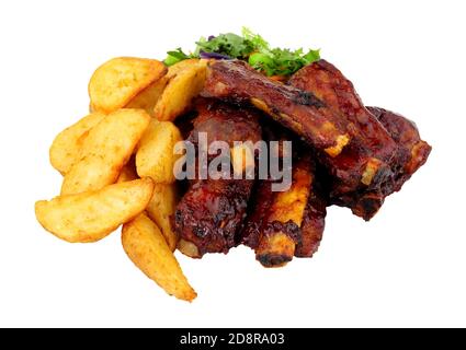 Mini Barbecue Schweinefleisch Rippchen und Kartoffelkeile Mahlzeit mit Salat Isoliert auf weißem Hintergrund Stockfoto