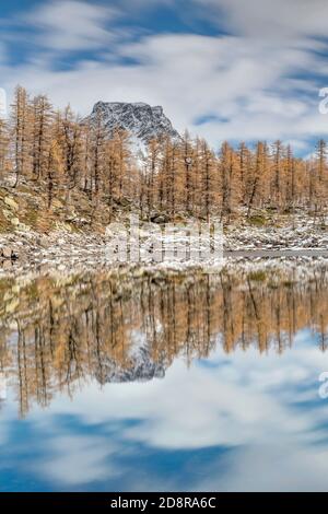 Herbstreflexionen auf dem schwarzen See in Alpe Veglia und Devero Naturpark, italienische Alpen Stockfoto