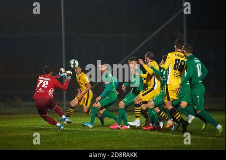 KHARKIV, UKRAINE - 31. OKTOBER 2020: Das Fußballspiel der Ukrainischen Professional Football League FC Metallist 1925 Kharkiv gegen FC Obolon Kiew Stockfoto