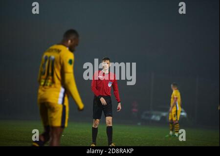 KHARKIV, UKRAINE - 31. OKTOBER 2020: Das Fußballspiel der Ukrainischen Professional Football League FC Metallist 1925 Kharkiv gegen FC Obolon Kiew Stockfoto