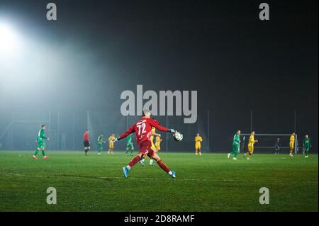 KHARKIV, UKRAINE - 31. OKTOBER 2020: Das Fußballspiel der Ukrainischen Professional Football League FC Metallist 1925 Kharkiv gegen FC Obolon Kiew Stockfoto