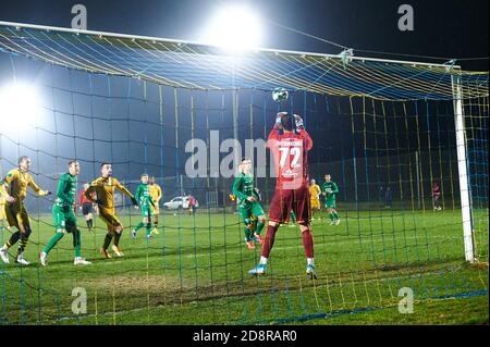 KHARKIV, UKRAINE - 31. OKTOBER 2020: Das Fußballspiel der Ukrainischen Professional Football League FC Metallist 1925 Kharkiv gegen FC Obolon Kiew Stockfoto