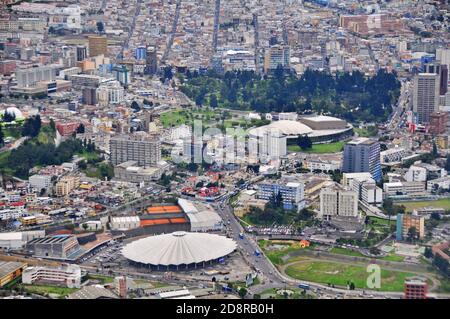 Luftaufnahme der Stadt Quito und dem Kolosseum General Rumiñahui, Ecuador Stockfoto