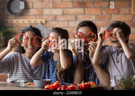 Überglücklich Eltern mit Kindern haben Spaß beim Kochen Stockfoto