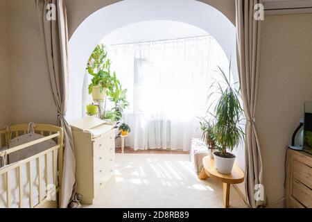 Blick vom Kinderzimmer auf die großzügige sonnige verglaste Balkon Stockfoto