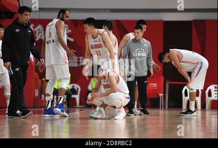 Zhuji, Chinas Provinz Zhejiang. November 2020. Die Spieler der Sichuan Blue Whales reagieren nach dem 7. Runde Spiel zwischen Zhejiang Lions und Sichuan Blue Whales in der Saison 2020-2021 der Chinese Basketball Association (CBA) Liga in Zhuji, Ostchina Zhejiang Provinz, 1. November 2020. Quelle: Sadat/Xinhua/Alamy Live News Stockfoto