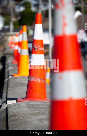 Reihe von Straßenkegeln, Lyall Bay, Wellington, Nordinsel, Neuseeland Stockfoto