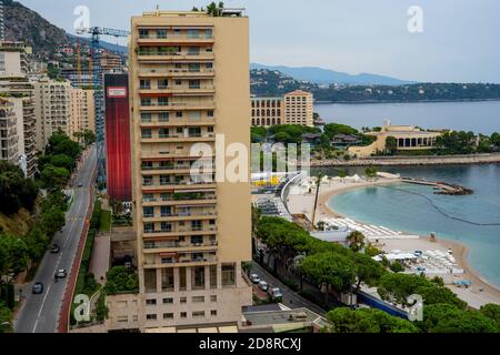 Monte-Carlo, Monaco. 10.09.2020 Bau an der Küste von Monaco. Blick von oben. Gebäude und Hügel im Hintergrund. Stockfoto