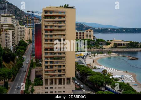 Monte-Carlo, Monaco. 10.09.2020 Bau an der Küste von Monaco. Blick von oben. Gebäude und Hügel im Hintergrund. Stockfoto