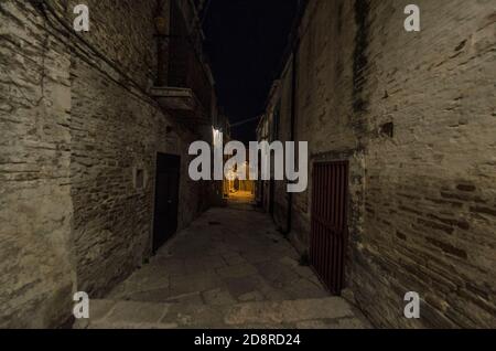 Charakteristische Gasse der Altstadt in Süditalien Stockfoto