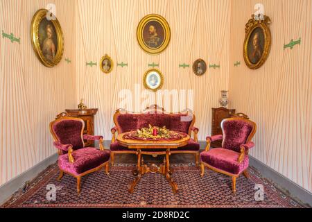 St. ANTON, Slowakei - 27. Februar 2014: Kleine Limousine ab 19. Jhdt. im Palace St. Anton. Stockfoto