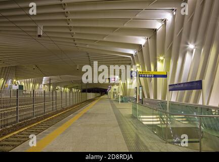 REGGIO EMILIA, Italien, 13. April 2018: Die Reggio Emilia AV Mediopadana Bahnhof in der Dämmerung des Architekten Santiago Calatrava. Stockfoto