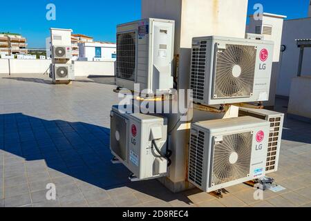 LG Klimaanlage auf dem Dach des Wohnblocks, La Mata, Torrevieja, Costa Blanca, Spanien, Winter, Wintersonne, Ziel Stockfoto