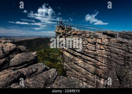 Wanderer genießen spektakuläre Aussichten vom Pinnacle Lookout im Grampians National Park. Stockfoto