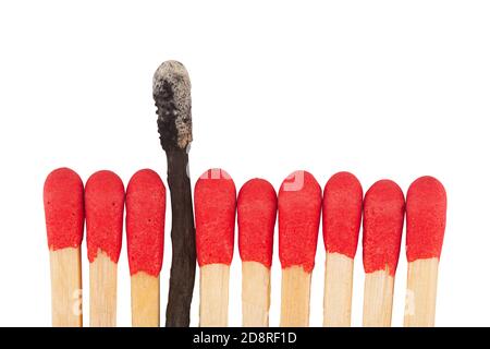 Vorderansicht Makro Nahaufnahme der roten Holzstäbchen Köpfe Mit einem verbrannten in der Mitte isoliert auf weiß Hintergrund Stockfoto