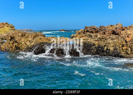 Felsen im Meer, Knysna Heads, Garden Route, Südafrika Stockfoto