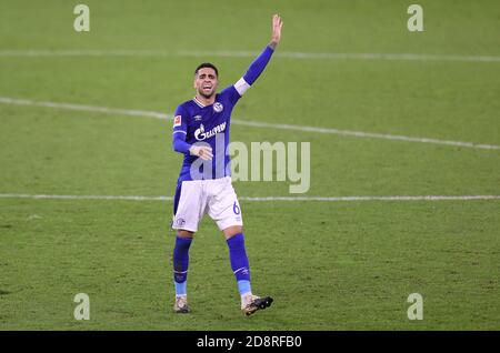 Gelsenkirchen, Deutschland. 31. Okt 2020. firo: 30.10.2020 Fuvuball: Fußball: 1. Bundesliga-Saison 2020/21 FC Schalke 04 - VfB Stuttgart 1: 1 Geste, Omar Mascarell Credit: Jvºrgen Fromme/firo/Pool / usage worldwide/dpa/Alamy Live News Stockfoto