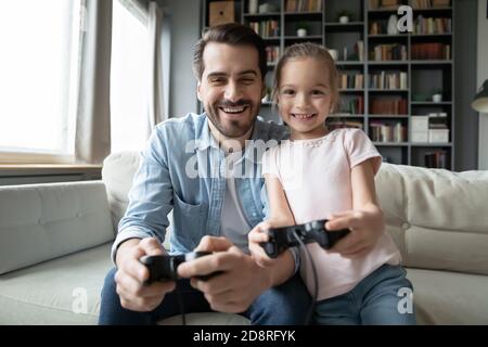 Verschiedene Generationen Familie von zwei in lustige Videospiel beteiligt. Stockfoto