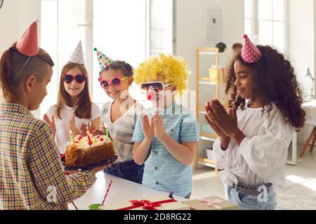 Gemischte Rennen Kinder in Clown festliche Accessoires mit zu Hause Geburtstag Party Stockfoto
