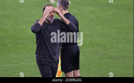 Gelsenkirchen, Deutschland. 31. Okt 2020. firo: 30.10.2020 Fuvuball: Fußball: 1. Bundesliga-Saison 2020/21 FC Schalke 04 - VfB Stuttgart 1: 1 Geste, Pellegrino Matarazzo Credit: Jvºrgen Fromme/firo/Pool (Nutzung weltweit/dpa/Alamy Live News) Stockfoto