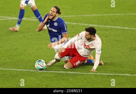 Gelsenkirchen, Deutschland. 2020. Okt 10. firo: 30/2020 Fuvuball: Fußball: 1. Bundesliga-Saison 2020/21 FC Schalke 04 - VfB Stuttgart 1: 1 Duelle, Goncalo Paciencia gegen Atakan Karazor Credit: Jvºrgen Fromme/firo/Pool weltweit im Einsatz/dpa/Alamy Live News Stockfoto