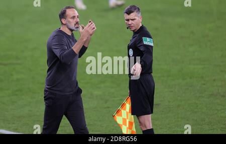 Gelsenkirchen, Deutschland. 31. Okt 2020. firo: 30.10.2020 Fuvuball: Fußball: 1. Bundesliga-Saison 2020/21 FC Schalke 04 - VfB Stuttgart 1: 1 Geste, Pellegrino Matarazzo Credit: Jvºrgen Fromme/firo/Pool (Nutzung weltweit/dpa/Alamy Live News) Stockfoto