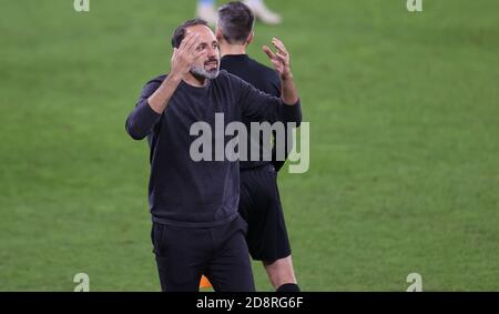 Gelsenkirchen, Deutschland. 2020. Okt 10. firo: 30/2020 Fuvuball: Fußball: 1. Bundesliga-Saison 2020/21 FC Schalke 04 - VfB Stuttgart 1: 1 Pellegrino Matarazzo, Gesture Credit: Jvºrgen Fromme/firo/Pool zur weltweiten Nutzung/dpa/Alamy Live News Stockfoto