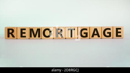 'Remorgage' auf Holzklötzen geschrieben. Geschäftskonzept. Speicherplatz kopieren. Schöner weißer Hintergrund. Stockfoto