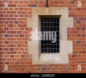 Architektonisches Merkmal mit altmodischen Fenstern, die in eine Ziegelwand eingebettet sind Stockfoto