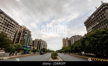 Blick auf Hochhäuser an der Barakhambha Straße in Connaught Place, dem zentralen Geschäftsviertel von Neu Delhi, städtische Infrastruktur und Entwicklung. Stockfoto