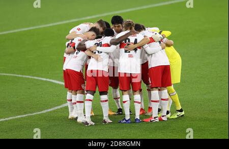 Gelsenkirchen, Deutschland. 31. Oktober 2020. firo: 30.10.2020 Fuvuball: Fußball: 1. Bundesliga-Saison 2020/21 FC Schalke 04 - VfB Stuttgart 1: 1 Mannschaftskreis, Stuttgart Credit: Jvºrgen Fromme/firo/Pool zur weltweiten Nutzung/dpa/Alamy Live News Stockfoto