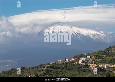 Taormina - der Mt. Vulkan Ätna in der sizilianischen Landschaft. Stockfoto