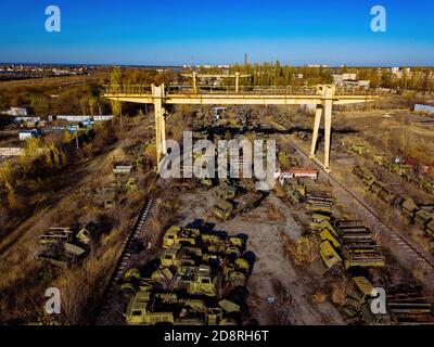 Alte rostige zerbrochene russische Militärwagen für Schrott im Industriegebiet, Luftaufnahme Stockfoto