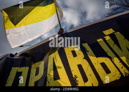 Moskau, Russland. 25. Februar 2018 EINE Kolonne von rechten Nationalisten bei einem oppositionsmarsch entlang des Boulevard Ring im Zentrum von Moskau, Russland. Auf dem Banner steht „rechts“. Stockfoto