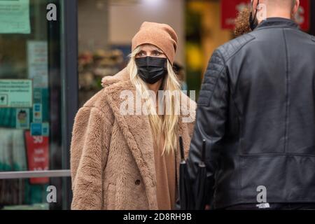 Berlin, Deutschland. Oktober 2020. Heidi Klum schaut sich einen Souvenirladen in der Nähe des Reichstags an. Quelle: dpa/Alamy Live News Stockfoto