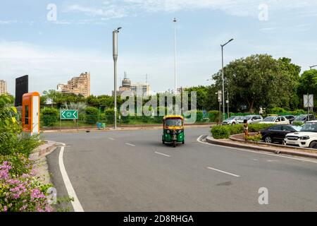 Blick auf eine Autorikscha auf den breiten Straßen von Connaught Platz in Zentral-Delhi, städtische Infrastruktur und Entwicklung. Stockfoto